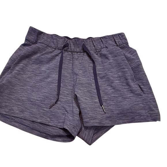 Lululemon Women’s Size 6 Blue and White Micro Stripe Shorts - Picture 1 of 6